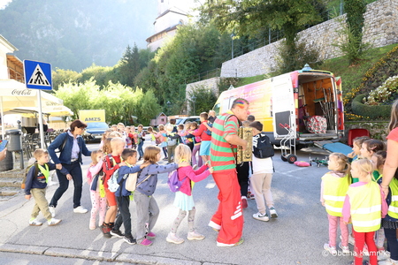 V Kmaniku dan brez avtomobila! (2a)